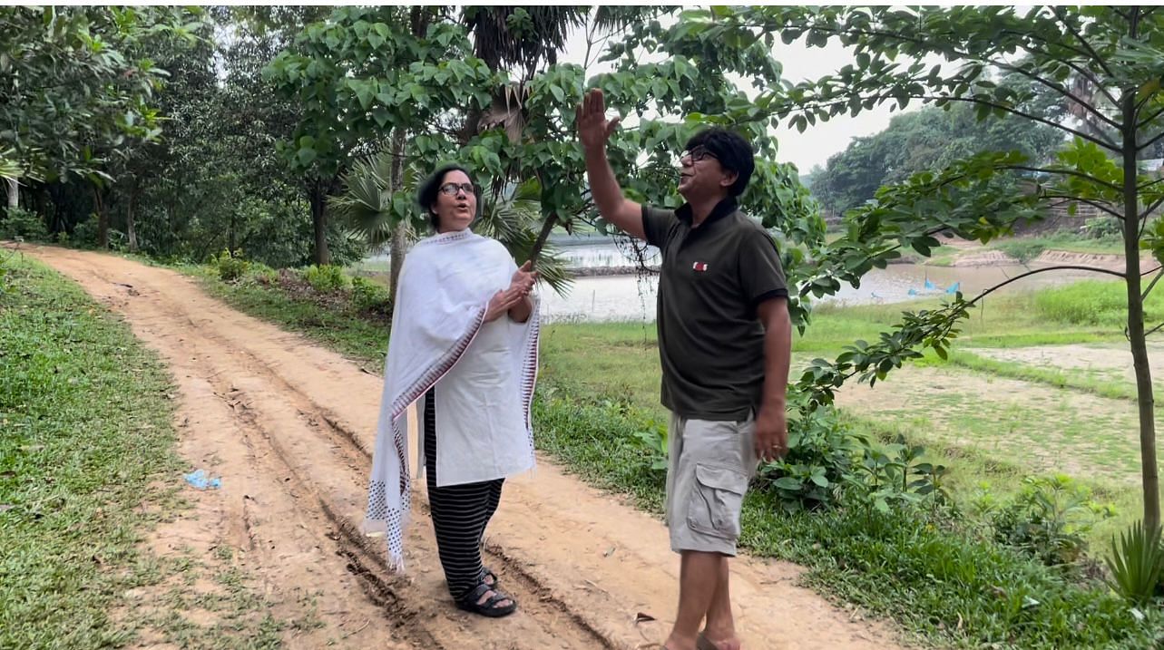 বৃষ্টিতে পরিচালকের মাথায় হাত, নেচে–গেয়ে ইউনিট মাতালেন চঞ্চল, খুশিরা